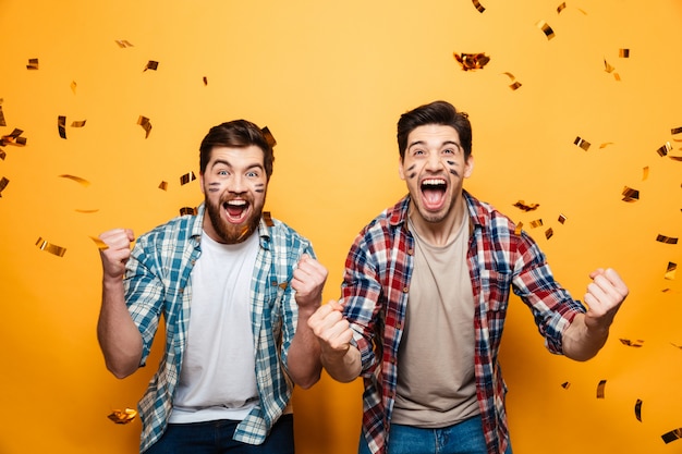 Portret van een twee gelukkige jonge mannen