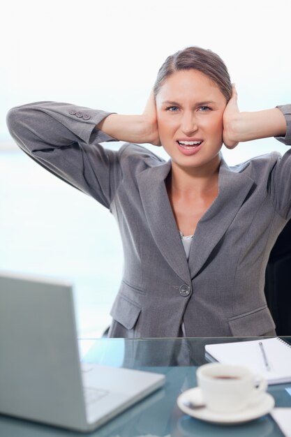 Portret van een uitgeputte zakenvrouw met hoofdpijn