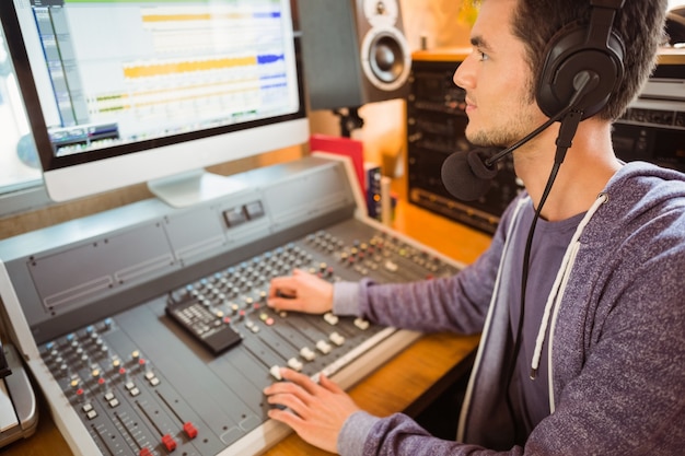 Foto portret van een universiteitsstudent die audio mengt