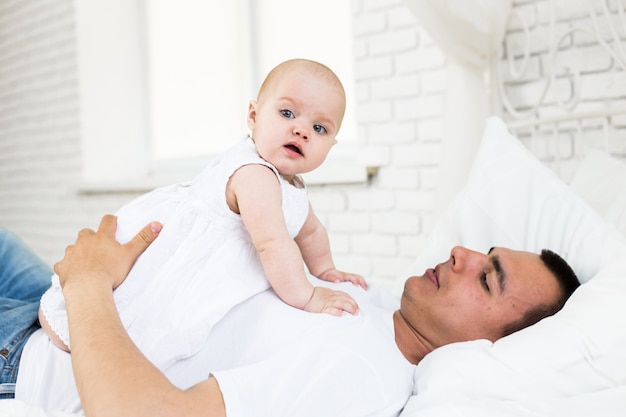 Portret van een vader met zijn baby dochter