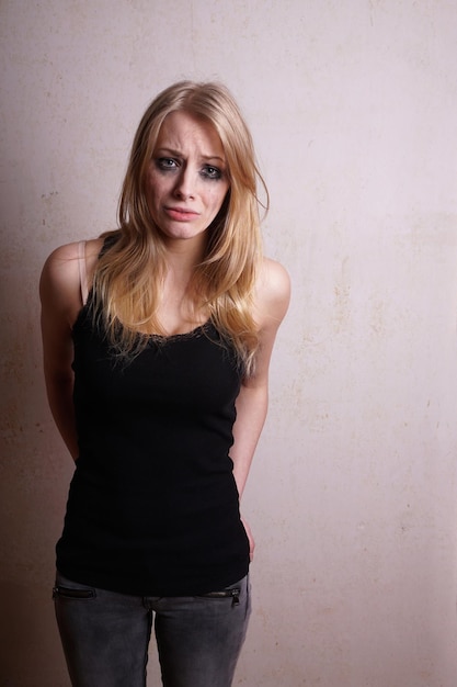 Portret van een verdrietige vrouw tegen de muur thuis