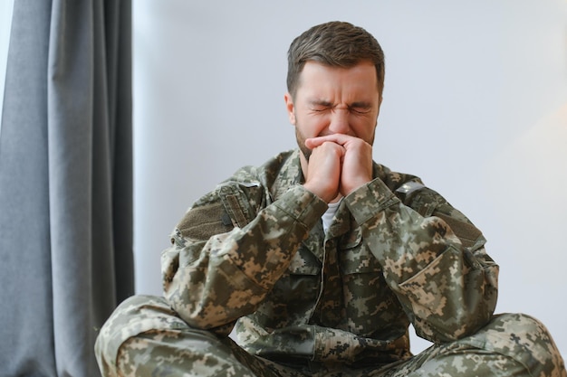 Portret van een verdrietige wanhopige militair van middelbare leeftijd PTSD concept Horizontale opname