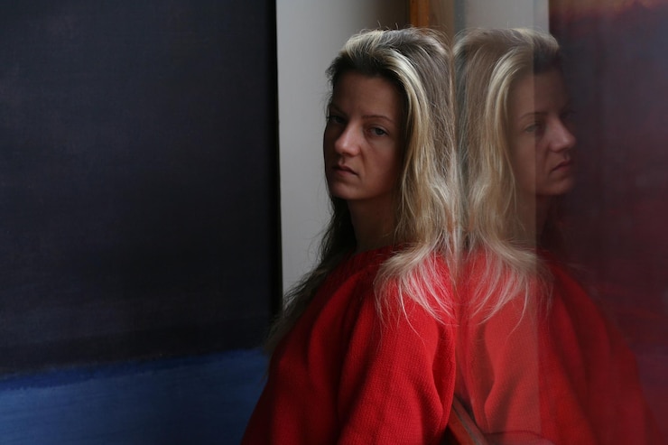 Foto portret van een vermoeide vrouw die op glas leunt