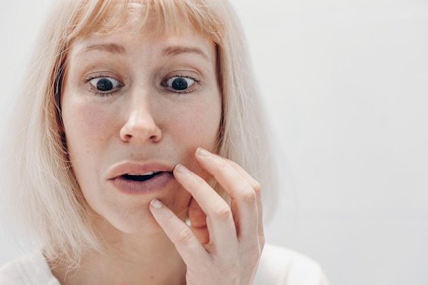 Portret van een verontwaardigde vrouw op een witte achtergrond