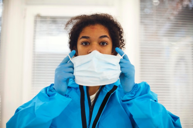 Portret van een verpleegster met een masker