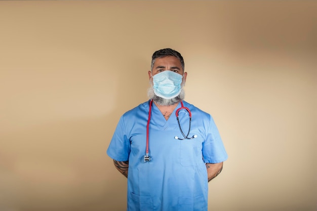 Portret van een verpleger in blauwe jurk en masker op een lichte achtergrond