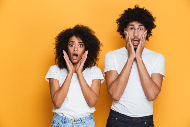 Foto portret van een verrast jong afro-amerikaans paar