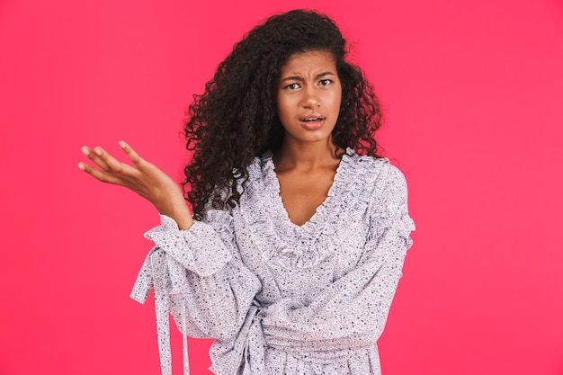 Portret van een verwarde jonge Afrikaanse vrouw