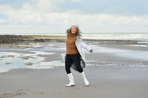 Portret van een vijftigjarige vrouw met een sneeuwwitte glimlach