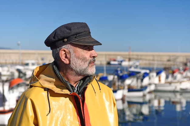 Portret van een visser in de haven