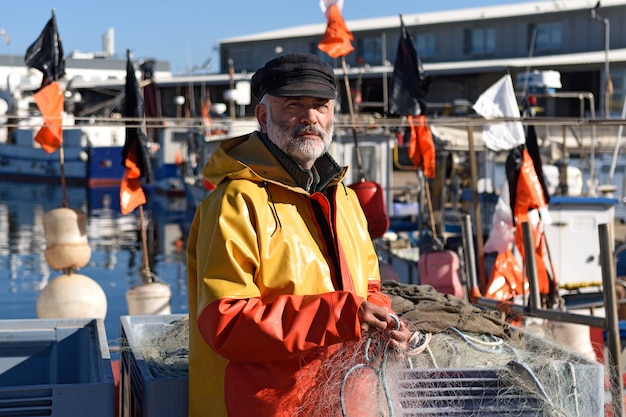 Portret van een visser in de haven