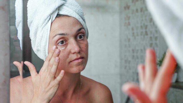 Foto portret van een volwassen man in de badkamer