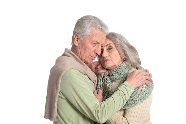 Portret van een volwassen paar verdrietig op een witte achtergrond