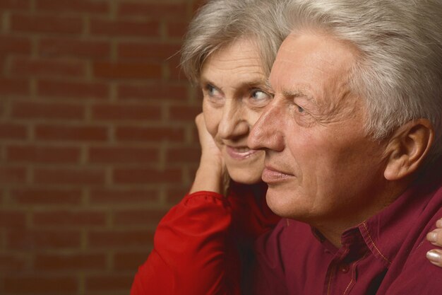 Foto portret van een volwassen stel bij de muur op straat