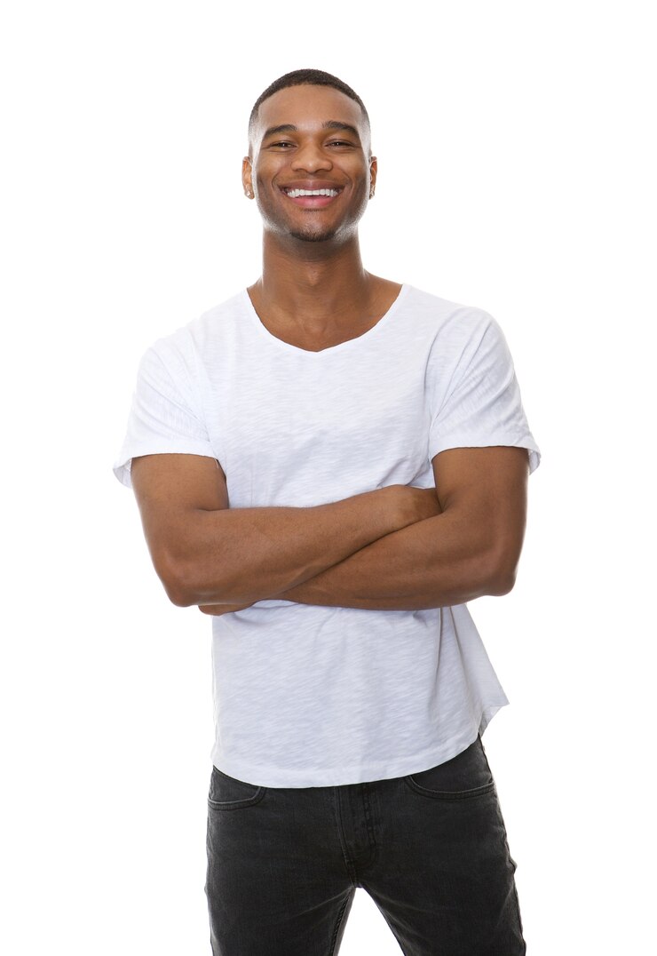 Portret van een vriendelijke jonge man lachend met gekruiste armen