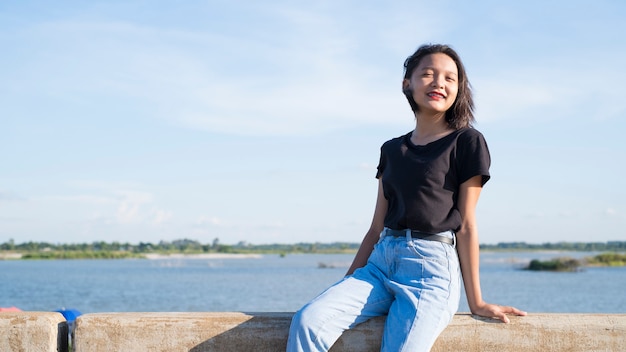 Portret van een vrij jong meisje poseren buitenshuis