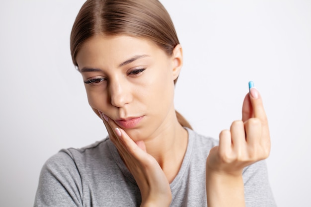 Portret van een vrij jonge vrouw met ernstige kiespijn