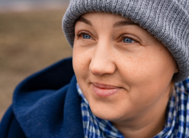 Portret van een vrolijk leuk vrouwenclose-up