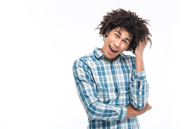 Portret van een vrolijke afro-amerikaanse man met krullend haar die geïsoleerd op een witte muur kijkt