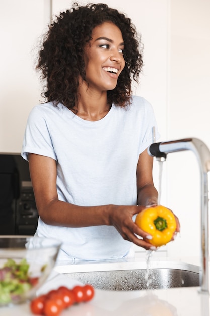 Portret van een vrolijke afro-Amerikaanse vrouw