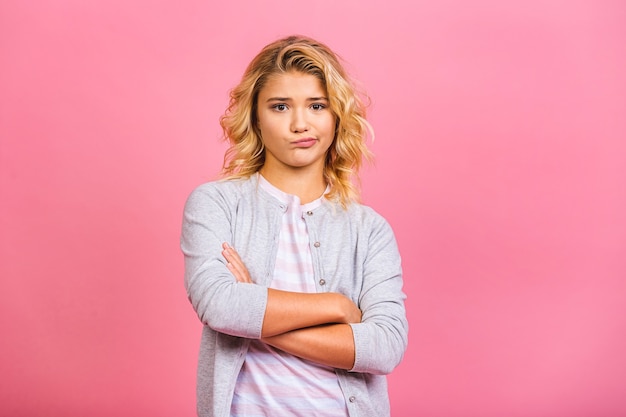 Portret van een vrolijke blonde vrouw