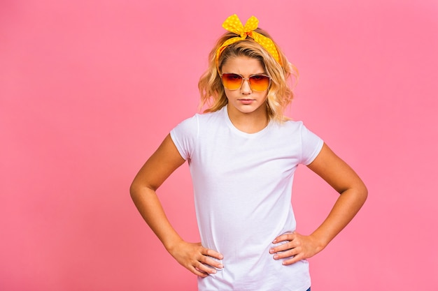 Portret van een vrolijke blonde vrouw