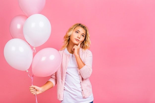 Portret van een vrolijke blonde vrouw