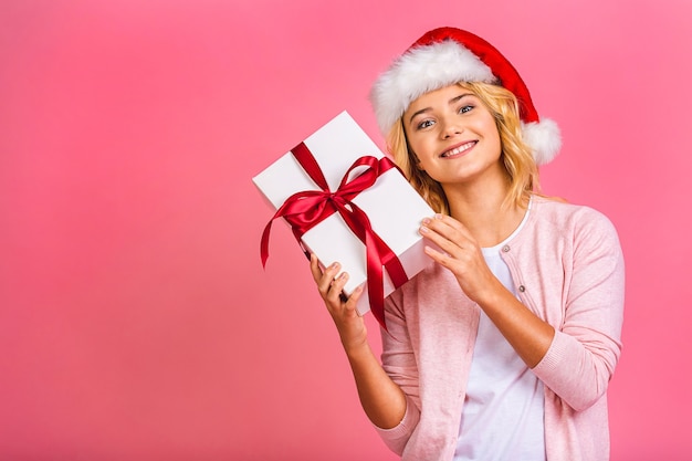 Portret van een vrolijke blonde vrouw