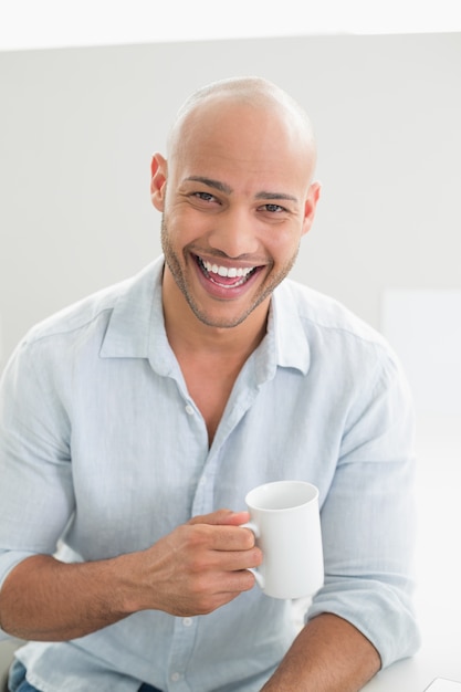 Portret van een vrolijke casual man koffie drinken