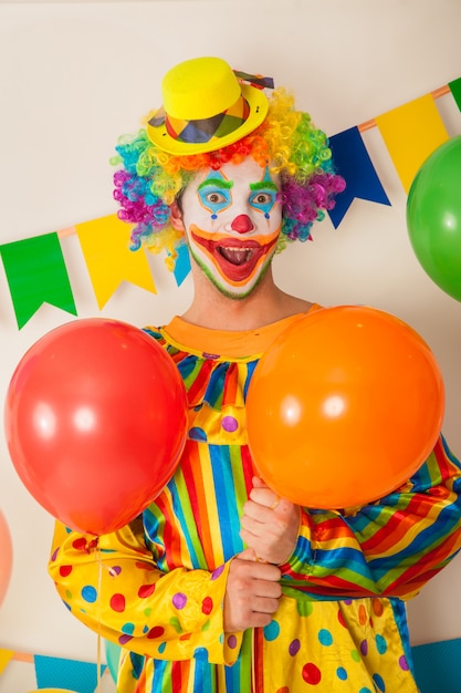 Foto portret van een vrolijke clown op een feestje