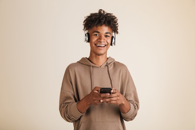 Portret van een vrolijke jonge Afro-Amerikaanse man