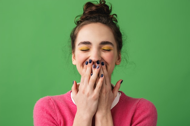 Portret van een vrolijke jonge vrouw geïsoleerd, het vieren van succes