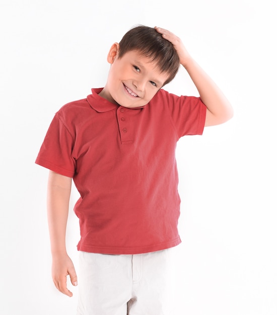 Portret van een vrolijke jongen in een rood t-shirt.isolated op witte achtergrond