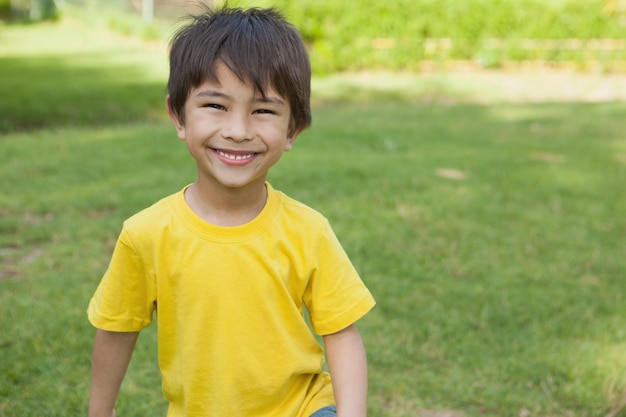 Portret van een vrolijke jongen in het park