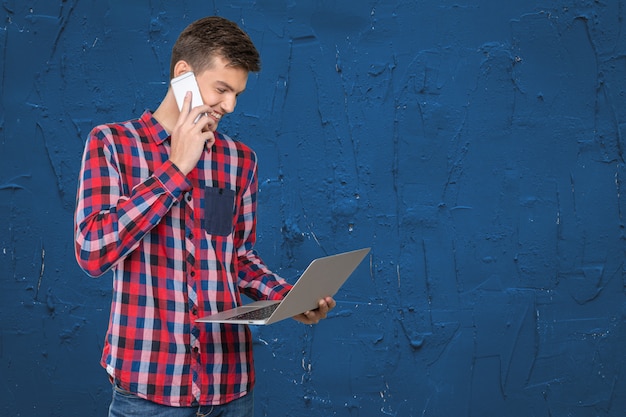 Portret van een vrolijke zakenman praten aan de telefoon