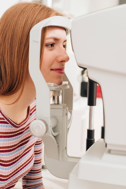 Foto portret van een vrouw bij de optometrist