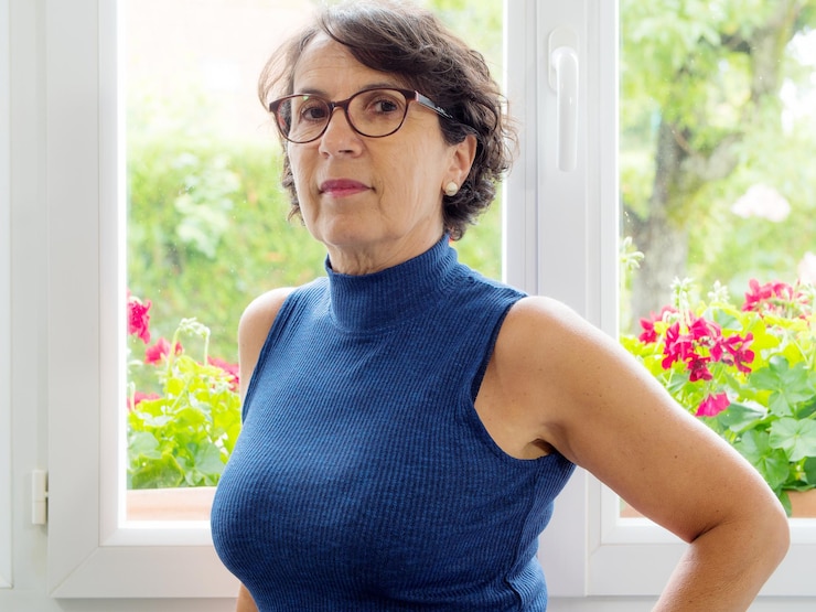 Foto portret van een vrouw bij het raam thuis