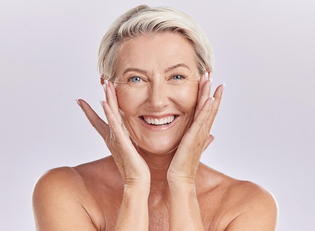 Portret van een vrouw blij gezicht glimlach met gezonde huidverzorging terwijl poseren in een studio tegen paarse mockup studio achtergrond Oudere vrouw doet haar wellness huid cosmetische behandelingsroutine