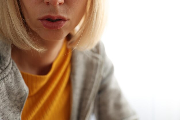 Portret van een vrouw close-up op een witte achtergrond