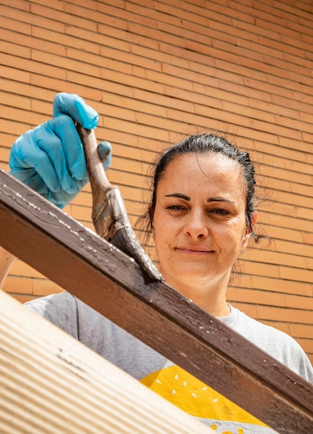 Foto portret van een vrouw die aan hout werkt