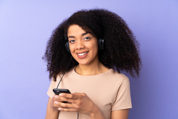 Portret van een vrouw die aan muziek luistert