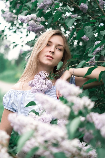Portret van een vrouw die bij bloeiende planten staat