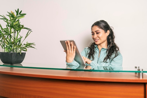 Portret van een vrouw die bij een receptie werkt