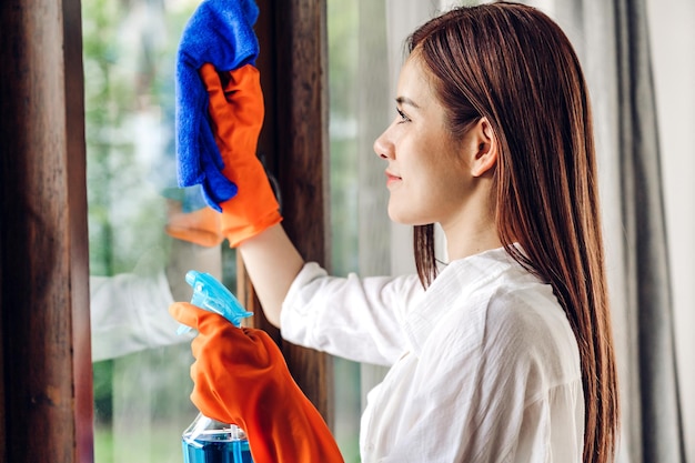 Foto portret van een vrouw die door het raam kijkt