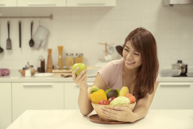 Portret van een vrouw die een appel houdt