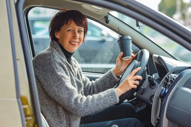 Portret van een vrouw die een auto drijft