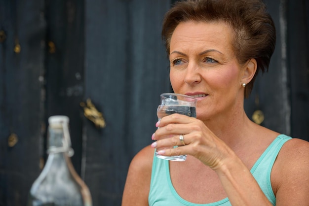 Foto portret van een vrouw die een glas drinkt