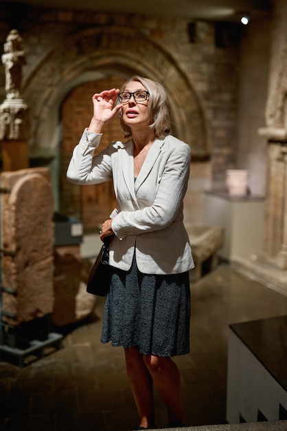 Portret van een vrouw die een museum of kunstgalerie bezoekt