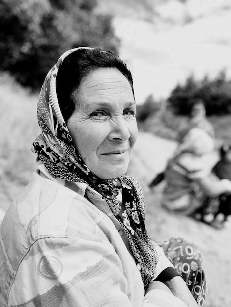 Foto portret van een vrouw die een sjaal draagt terwijl ze buiten zit