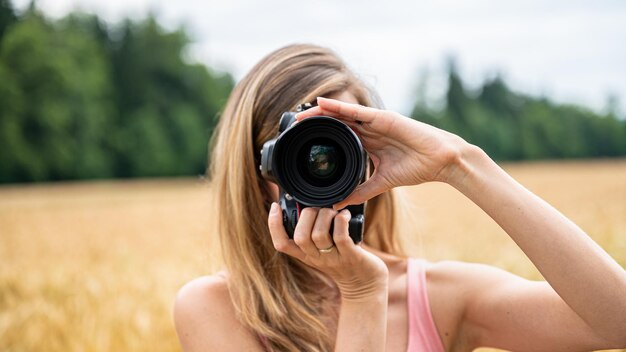 Foto portret van een vrouw die fotografeert